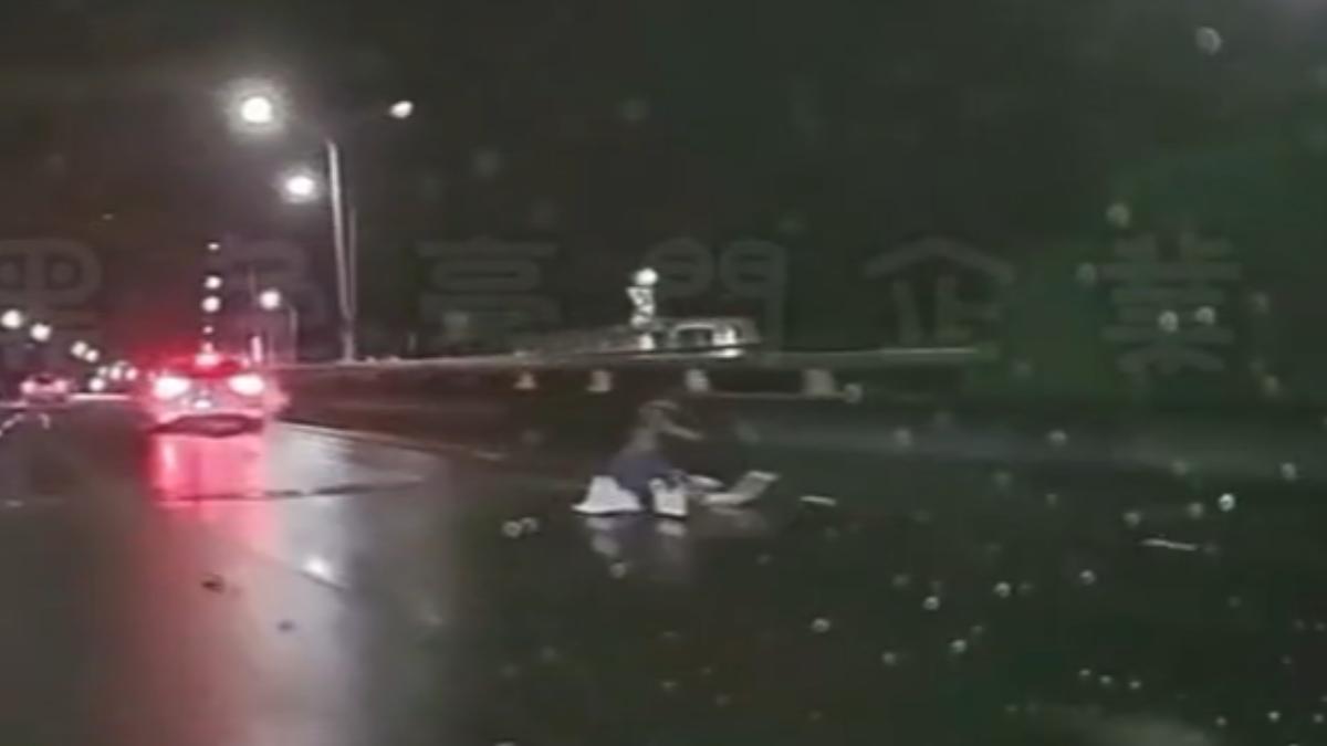 女子憤而跳車，情侶檔在重陽橋車道爆拉扯。（圖／黑色豪門企業）