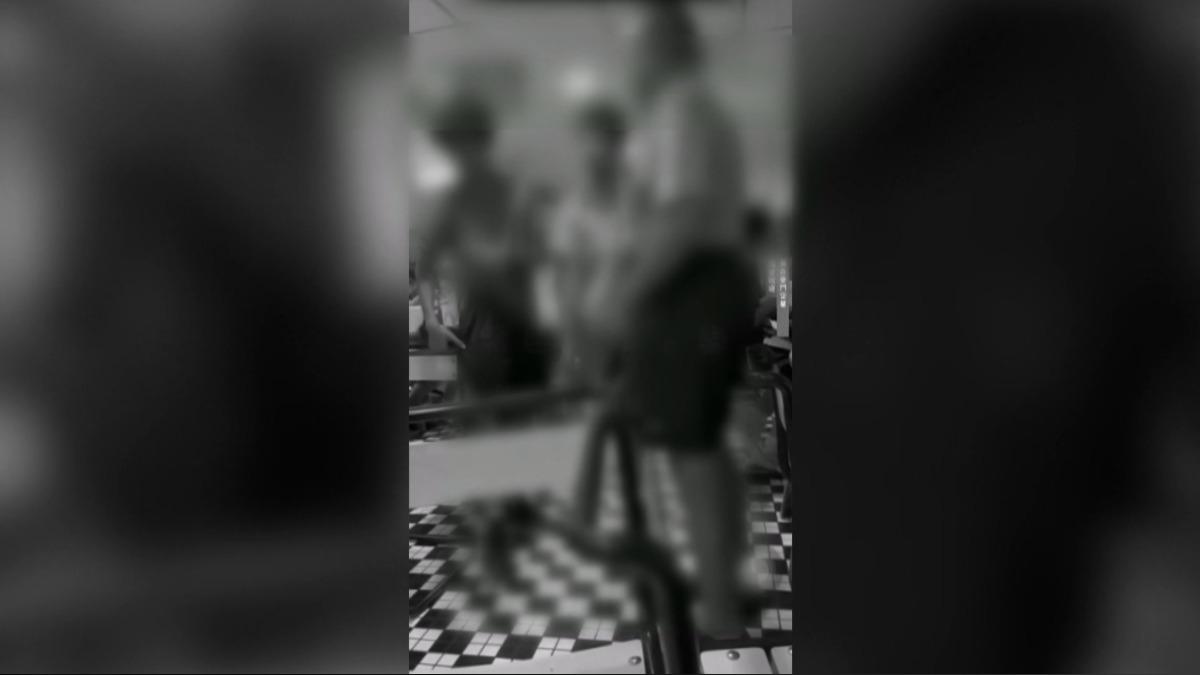 國中生為遊戲大動干戈!勒脖互毆「餐點全翻」,目擊者:太誇張了。(圖/翻攝黑色豪門企業)