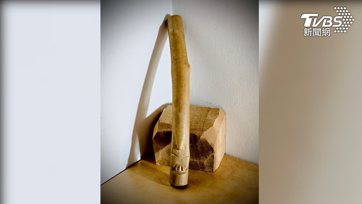 楊北辰童年時,與母親一同刻下的第一件作品(圖/楊北辰提供)