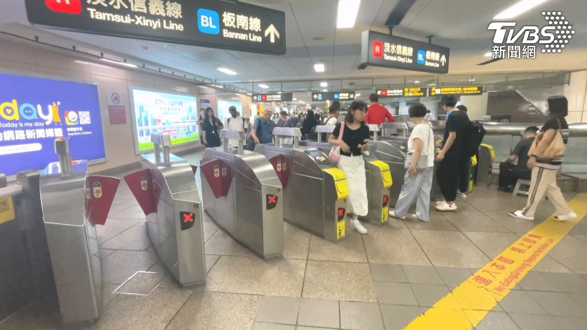 在公共交通工具上應保持冷靜與禮讓,避免因小事引發不必要的衝突。(圖/TVBS)