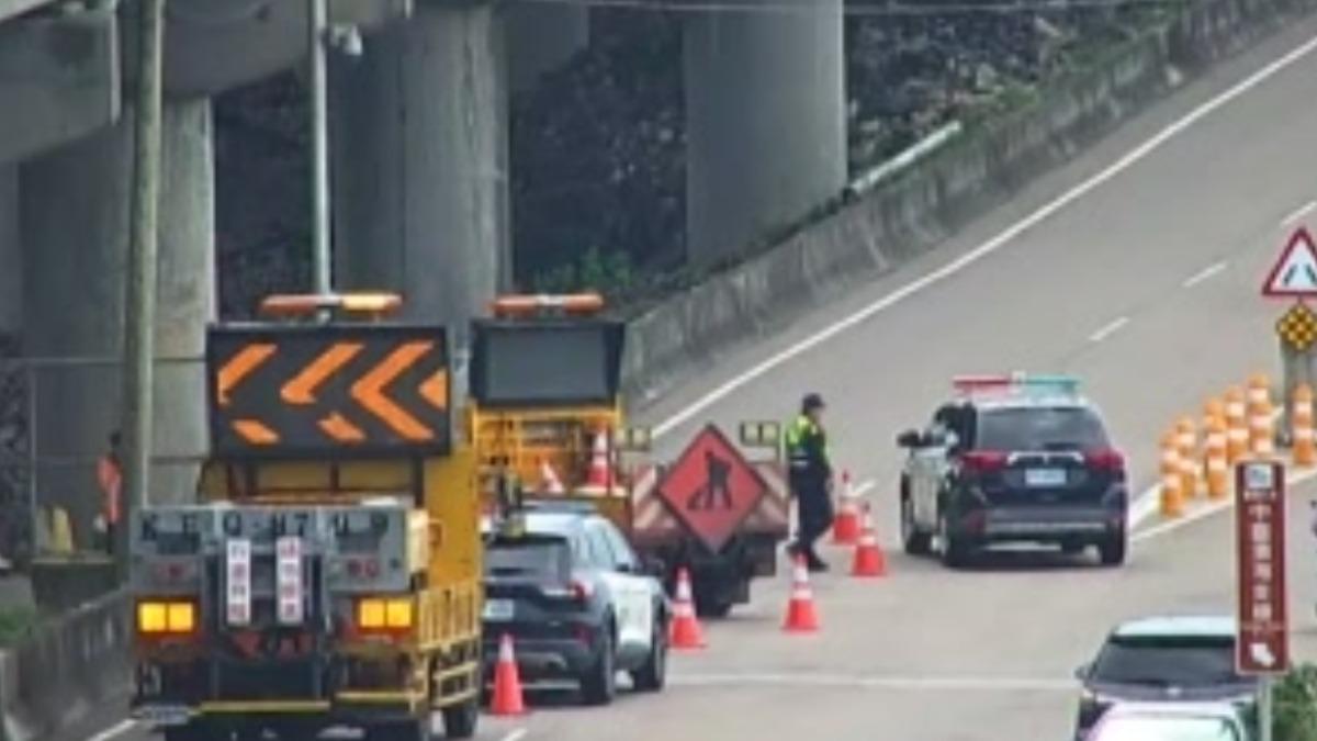 陳女連人帶車倒地，當場死亡。（圖／TVBS）