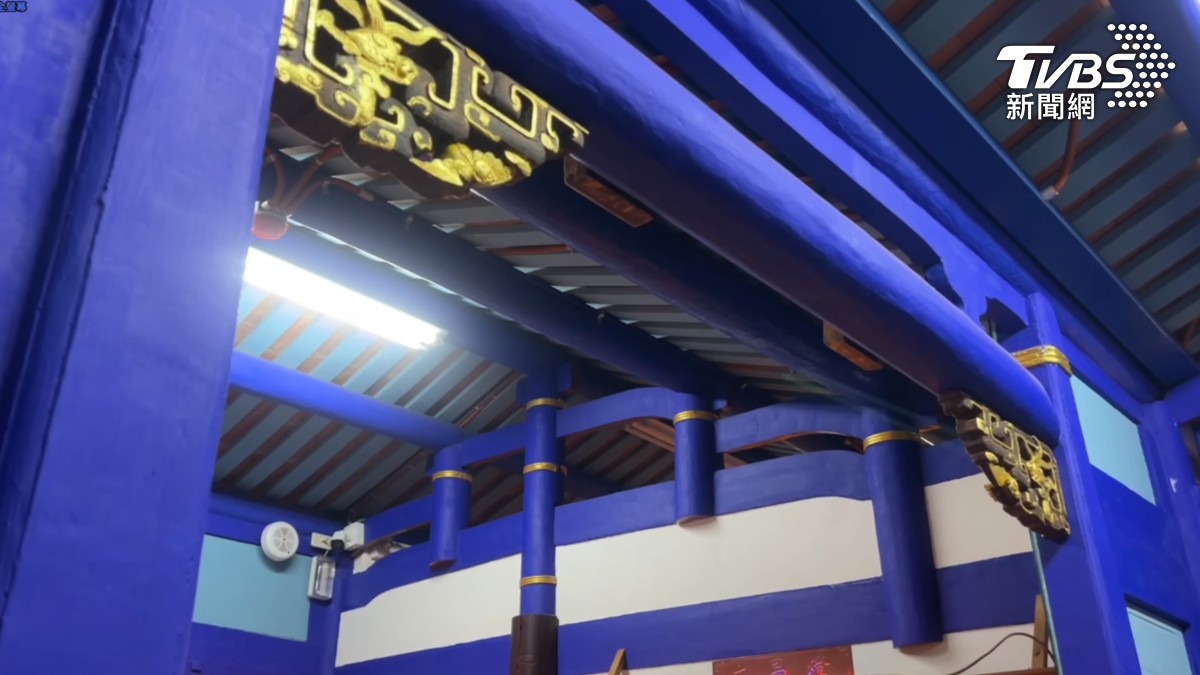 台南祀典武廟近期完成的裝修工程引發爭議，民眾表示天花板上的日光燈管讓人感到違和。（圖／TVBS）