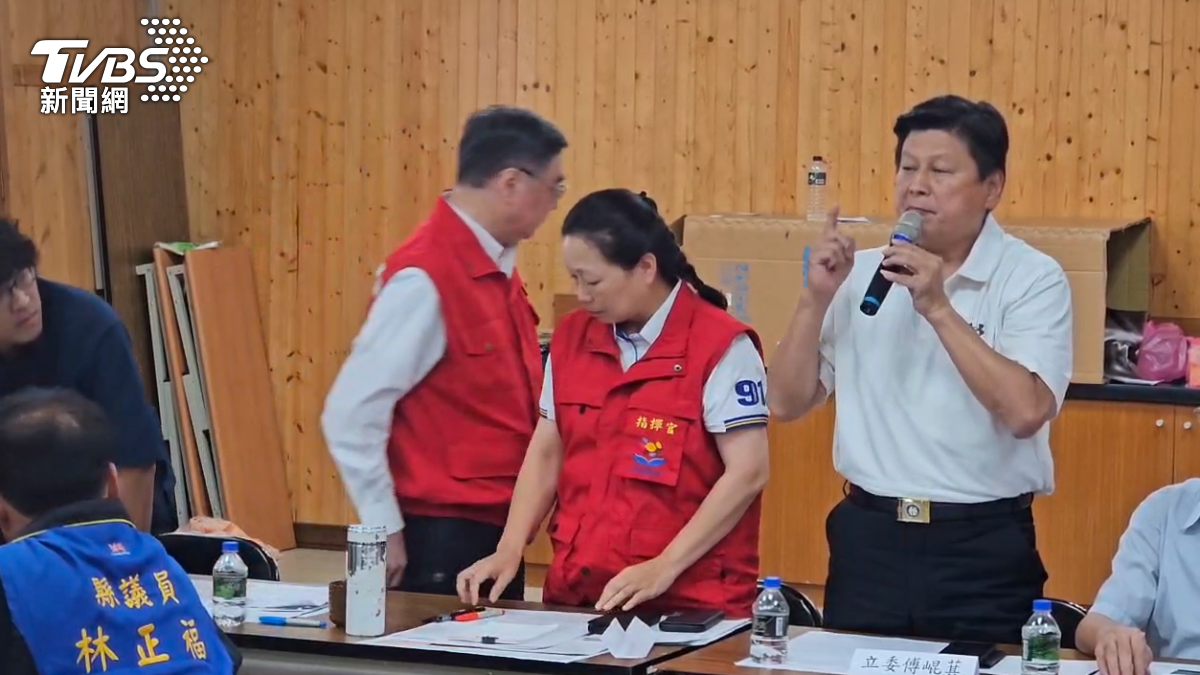 卓榮泰（左）、傅崐萁（右）二度衝突，卓起身離場。（圖／TVBS）