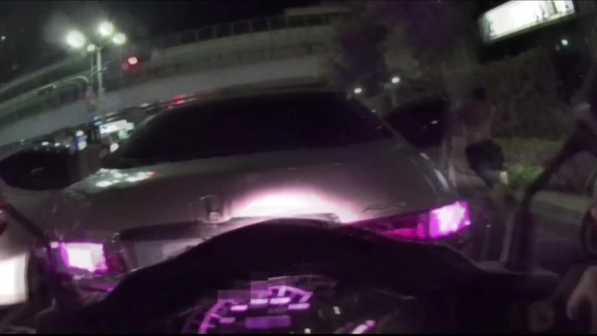 逃逸移工拒檢棄車狂奔闖捷運站。(圖/警方提供)
