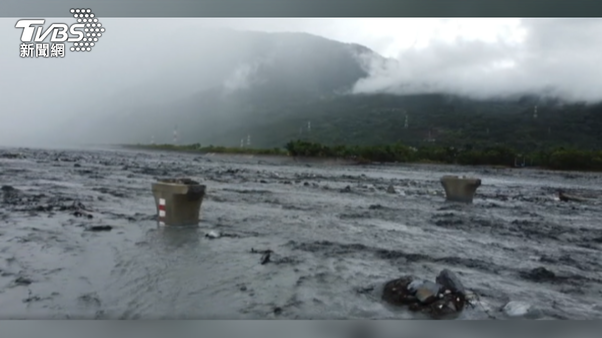 TVBS空拍鏡頭前進花蓮馬太鞍溪堰塞湖下游重災區,只見馬太鞍橋整座橋面已經不知所蹤,剩下橋墩還矗立在激流中央。(圖/TVBS)
