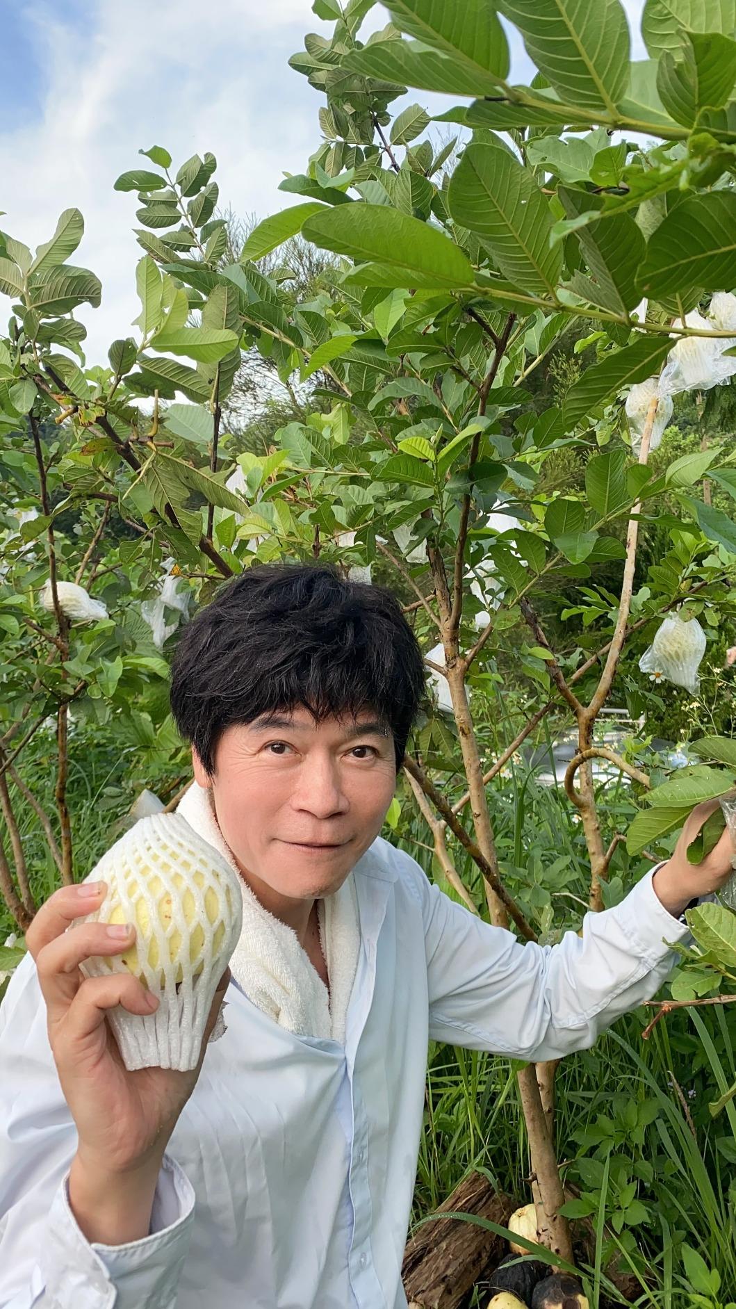 洪榮宏笑稱自己每天早上都是被公雞的叫聲喚醒。（圖／阿爾發音樂提供）