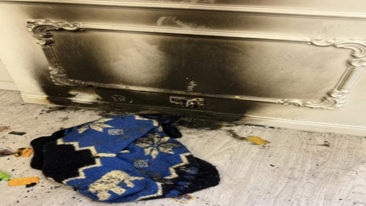 又是行充自燃爆炸,消防員籲「勿買一體式」,含充電線及插頭的的行動電源。(圖/民眾提供)