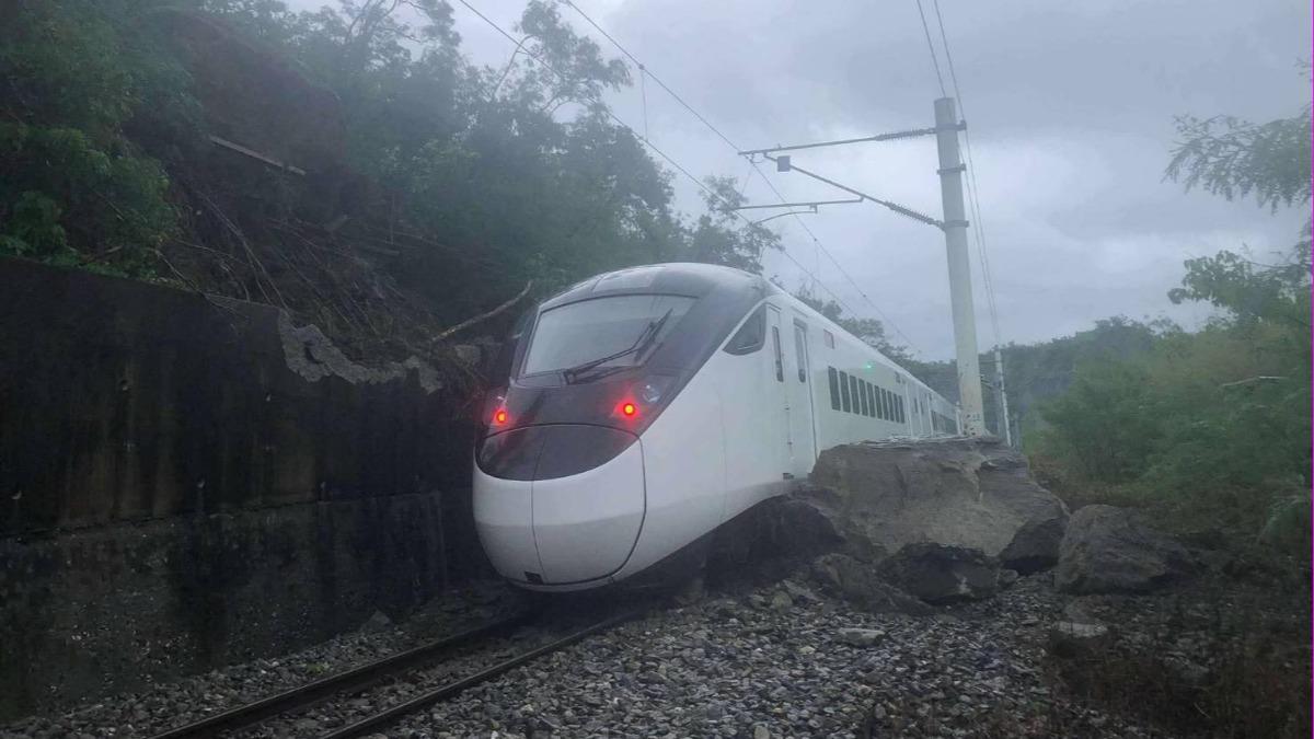 快訊/台東土石流!台鐵新自強撞巨石出軌 山里=鹿野路線不通