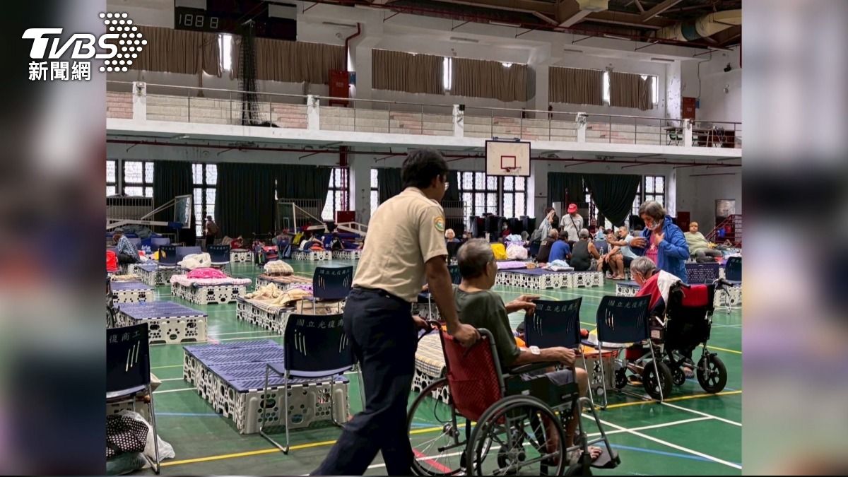 部分民眾選擇依親或前往由替代役男整備好的收容中心避難。(圖／民眾提供)