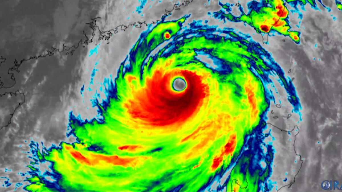 中國氣象局天氣預報主持人指出，從雲圖實況可見其結構完整、風眼清晰。（圖／截自satlib.cira.colostate.edu）