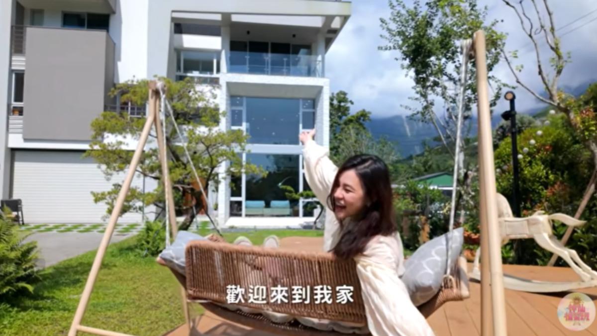 Hold住姐開箱豪宅。(圖/翻攝自神仙補習班YT)