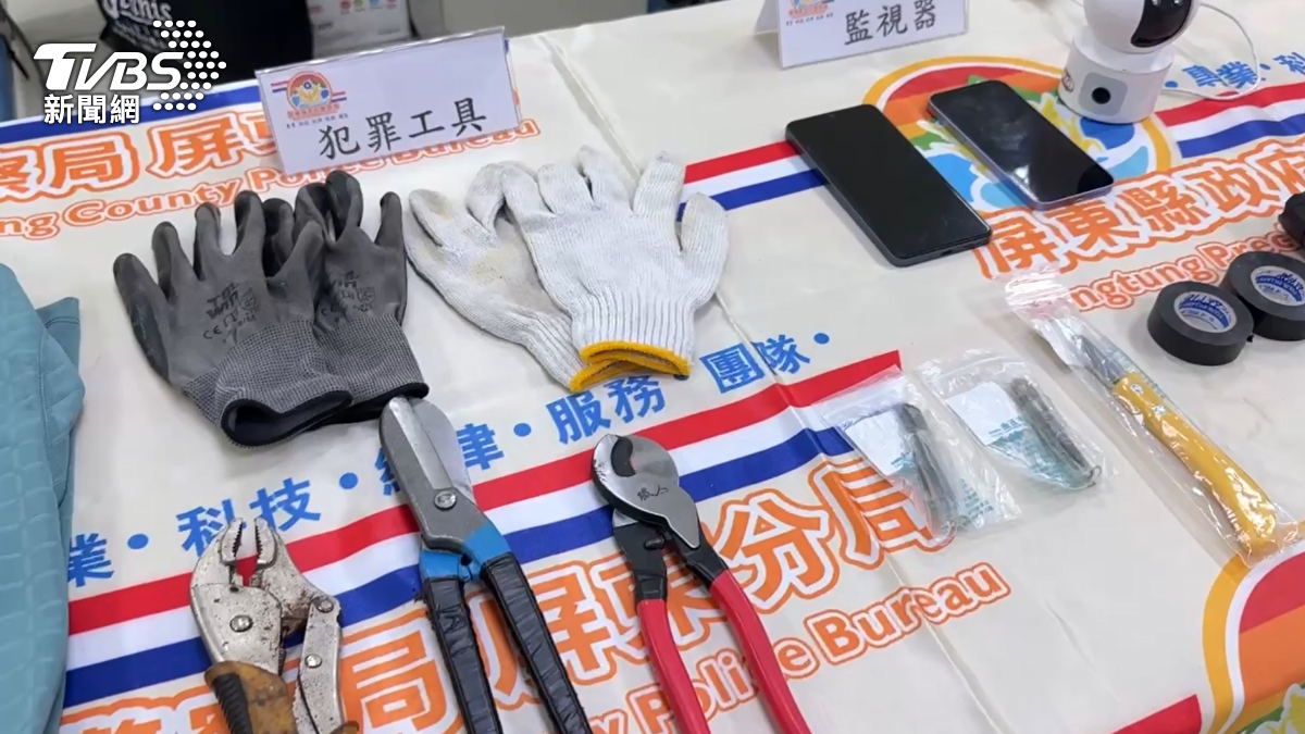 警方破獲電纜線竊盜集團,現場查扣毒品及作案工具。(圖/TVBS)