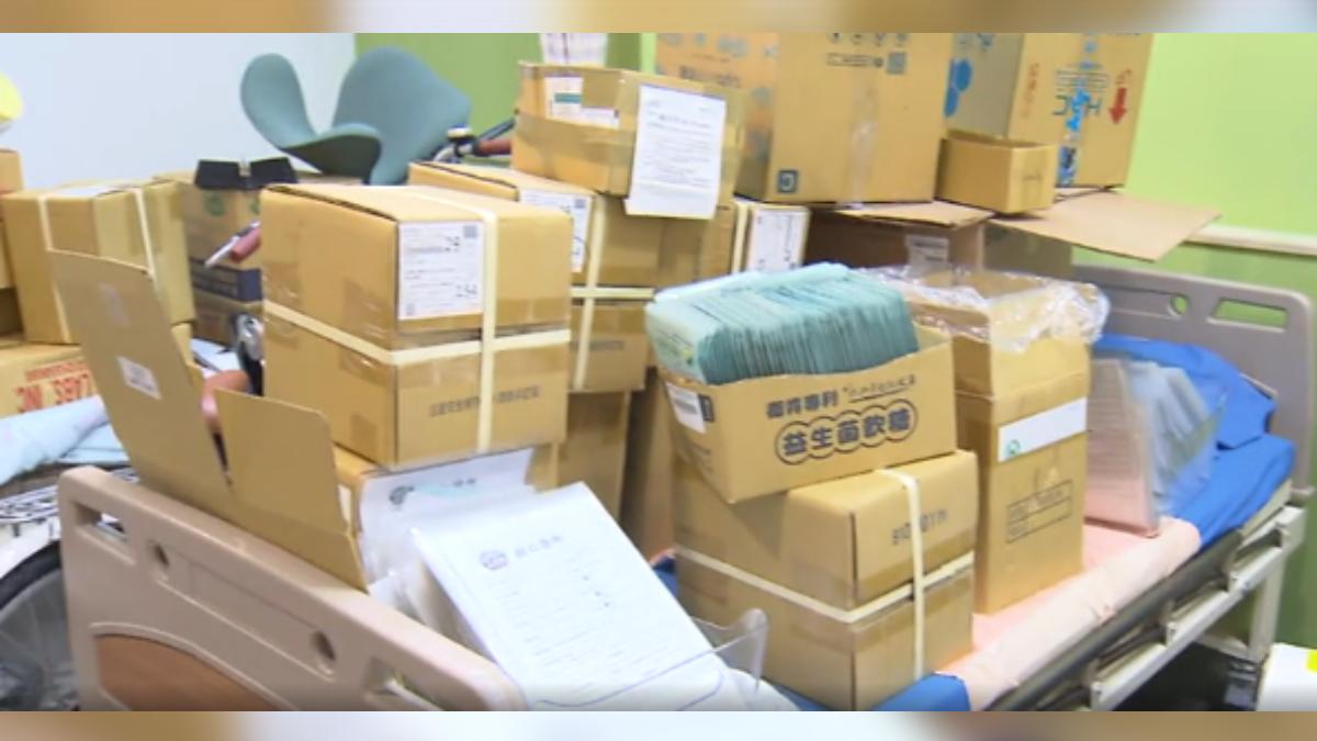 病床上堆滿了瓶瓶罐罐,這些都是花蓮大華村診所醫護搶救下來的藥品。(圖/TVBS)