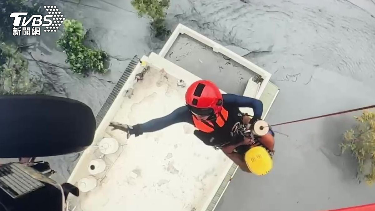 快訊/花蓮馬太鞍溪7人受困 直升機泥流中吊掛搶救