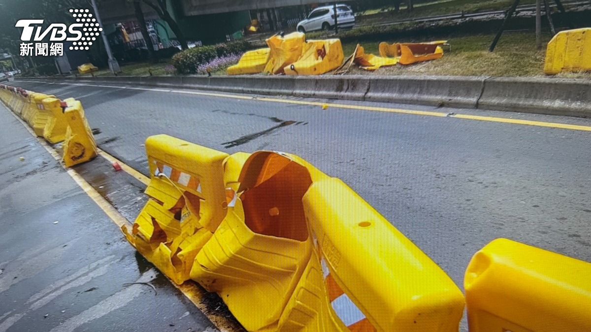 轎車撞爆紐澤西護欄,無辜車輛受到波及。 (圖/TVBS)