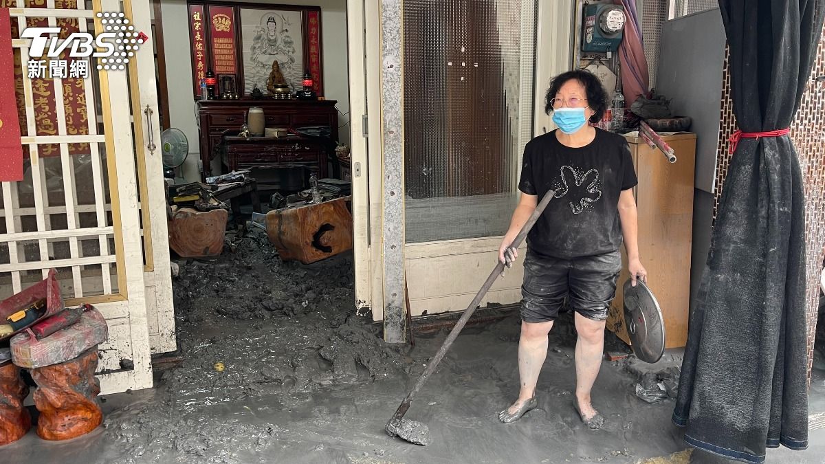 花蓮光復鄉淹水嚴重，大雨過後滿地泥濘，街道仍有積水，土石衝進民宅，國軍也協助民眾一起清理。（圖/潘建樺攝）