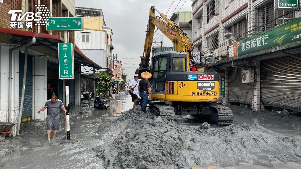 花蓮光復鄉淹水嚴重,大雨過後滿地泥濘,街道仍有積水,土石衝進民宅,國軍也協助民眾一起清理。(圖/潘建樺攝)