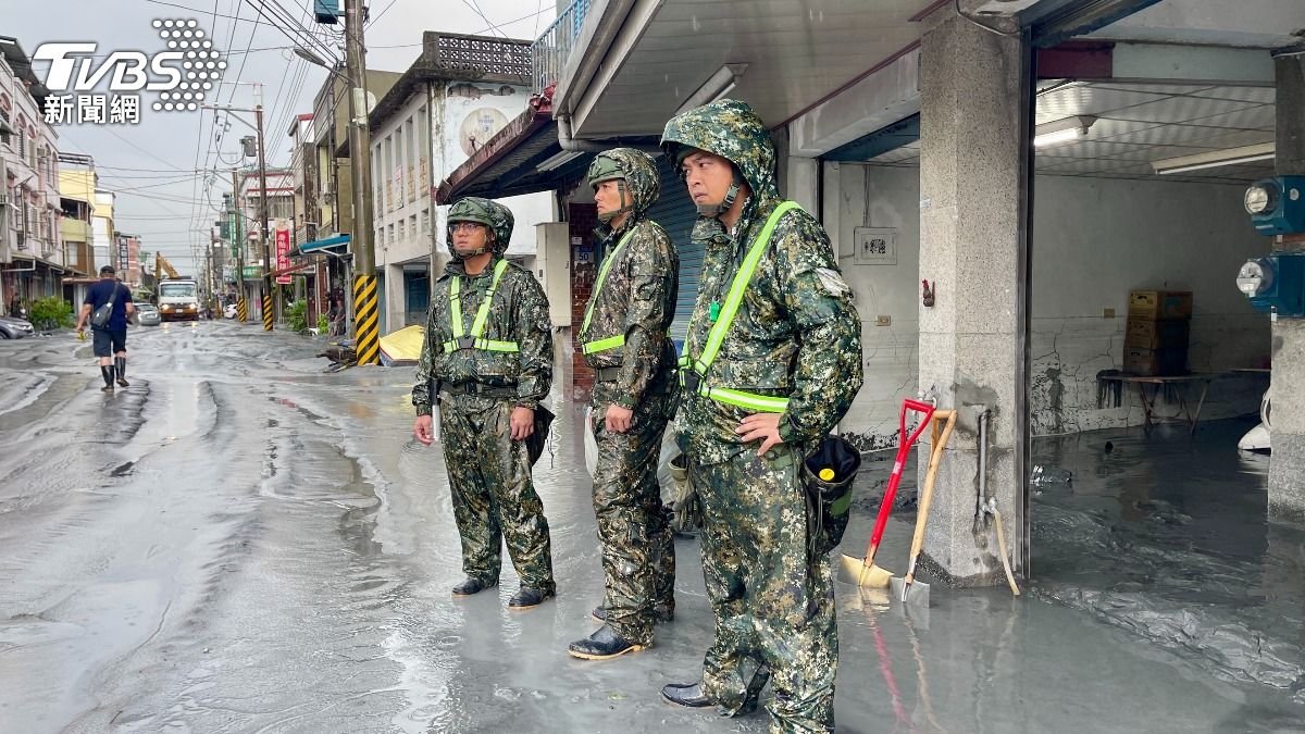 花蓮光復鄉淹水嚴重,大雨過後滿地泥濘,街道仍有積水,土石衝進民宅,國軍也協助民眾一起清理。(圖/潘建樺攝)