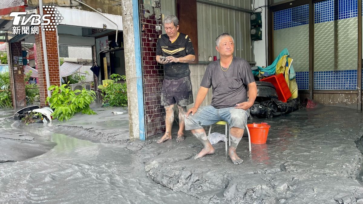 花蓮光復鄉淹水嚴重,大雨過後滿地泥濘,街道仍有積水,土石衝進民宅。(圖/潘建樺攝)