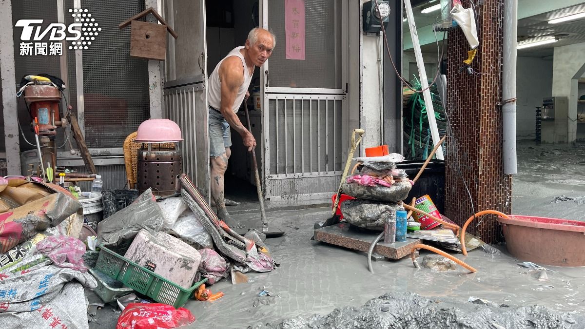 花蓮光復鄉淹水嚴重,大雨過後滿地泥濘,街道仍有積水,土石衝進民宅。(圖/潘建樺攝)