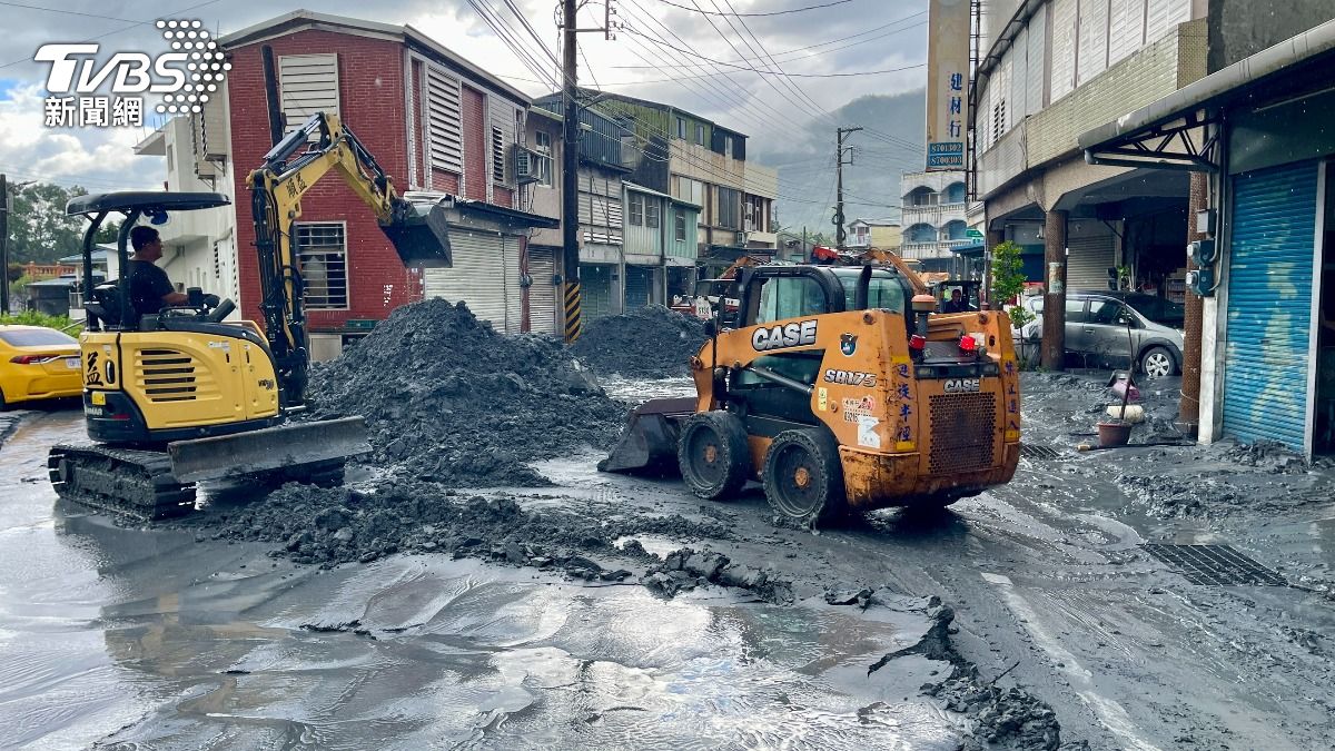 花蓮光復鄉淹水嚴重,大雨過後滿地泥濘,街道仍有積水,救災工作持續中。(圖/潘建樺攝)