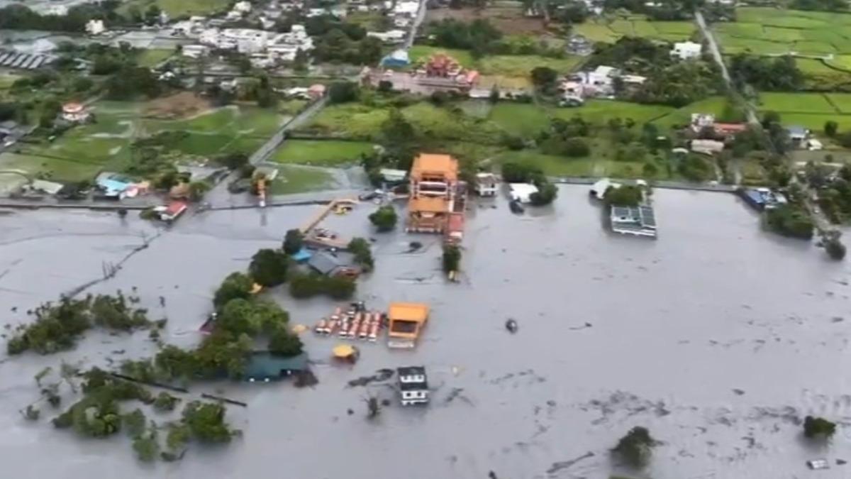 泥流摧毀花蓮光復鄉!馬太鞍溪橋斷 居民冒雨逃命。(圖/疣豬飛行中隊有限公司)