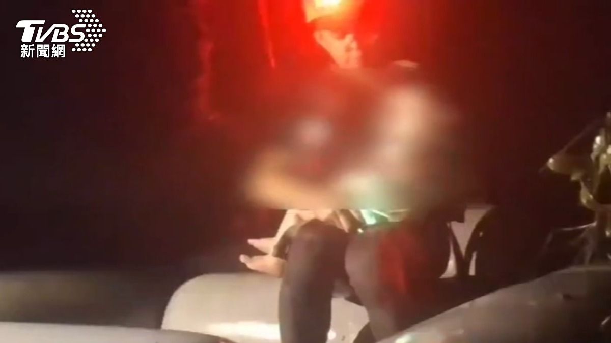 花蓮光復鄉淹慘！警消徹夜搜救尋獲男童，緊抱脫險。（圖／屏東縣消防局）