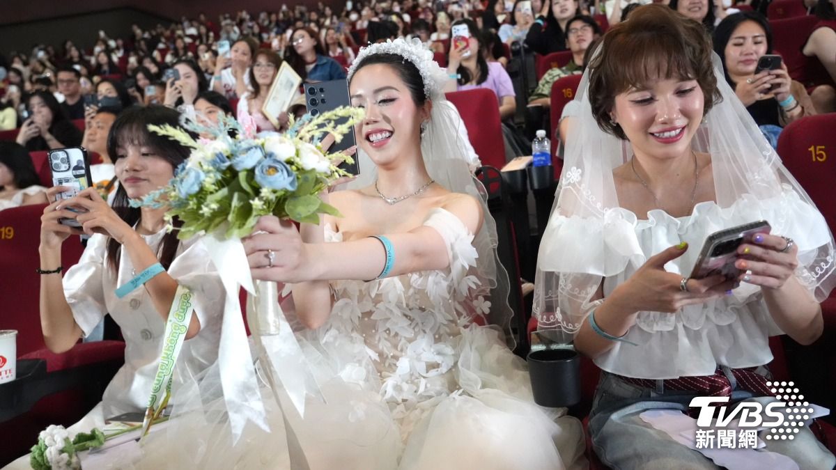許太太穿絕美白紗，化身「越南新娘」團來見新郎許光漢。（圖／區國強攝）