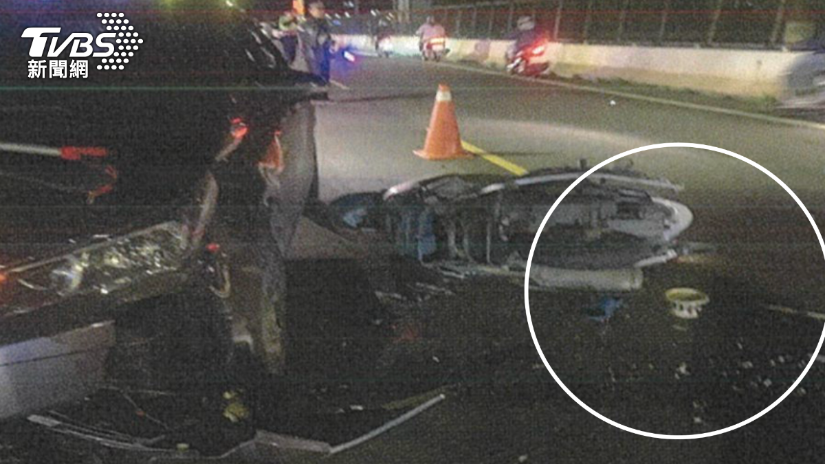 酒駕肇事車禍現場遺留臭豆腐。(圖/TVBS)
