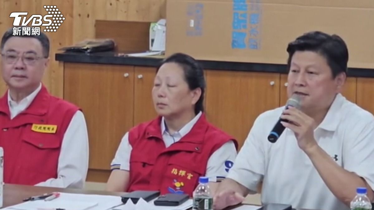 國民黨立委傅崐萁表示,縣長徐榛蔚自21日就在聯繫災民撤離。(圖/TVBS)