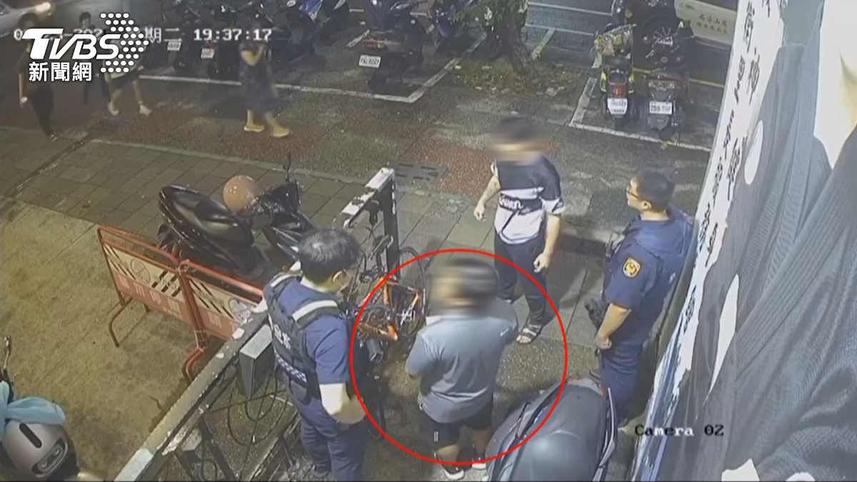 詐騙男最後在網咖被警方逮捕。(圖/TVBS)