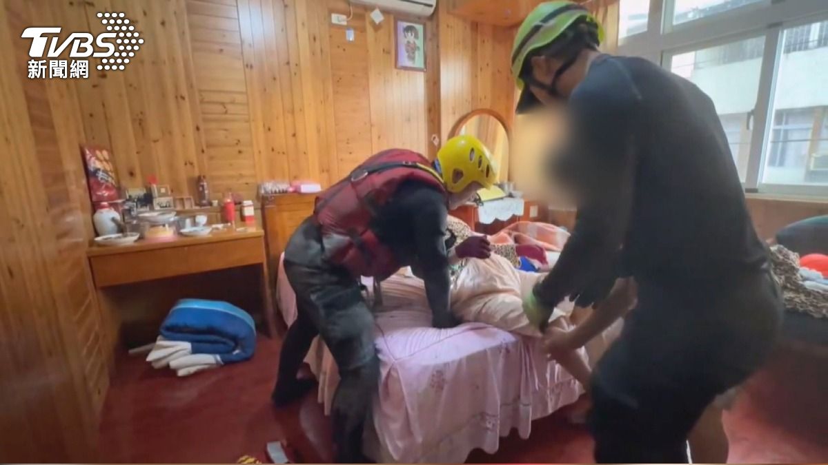 95歲臥病婦受困洪水中!救難人員徒手「闖家具障礙」抬二樓救人。(圖/TVBS)