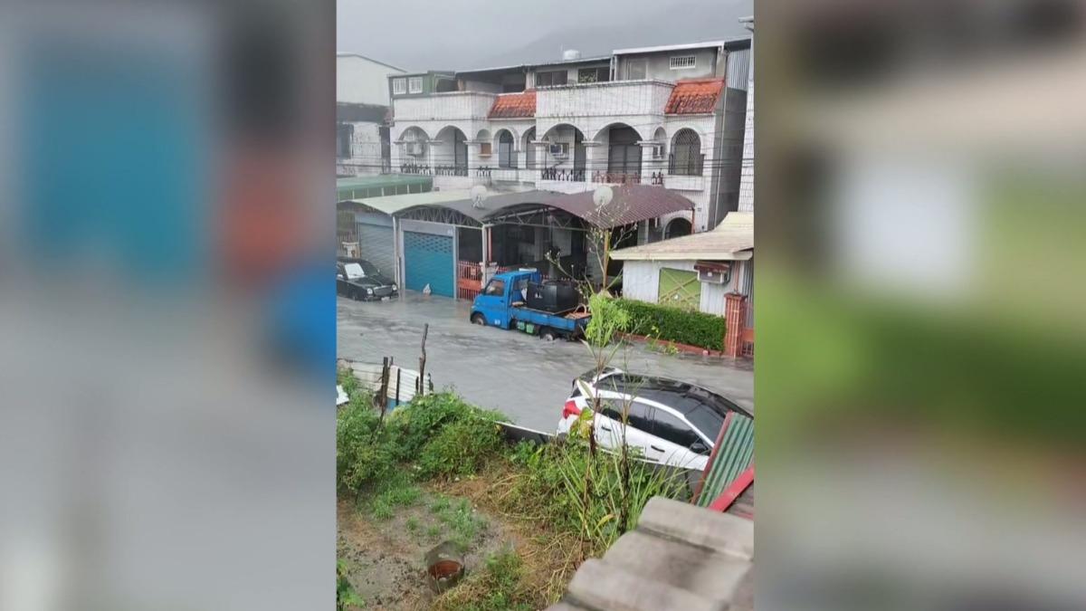 母女受困樓上!「只剩2銅鑼燒」熬過漫漫長夜 老母藥物全被淹。(圖/民眾提供)