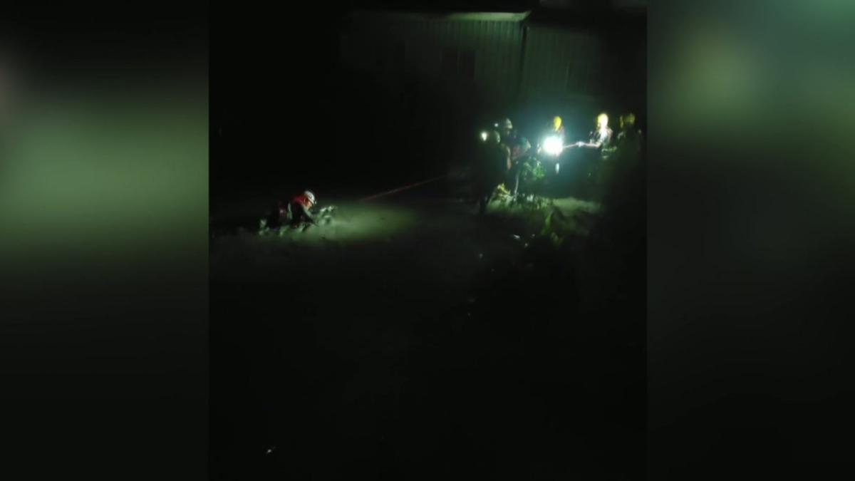 目睹救難人員陷入泥淖的危險情況,所幸同伴們合力用繩索將人拉上來。(圖/民眾提供)