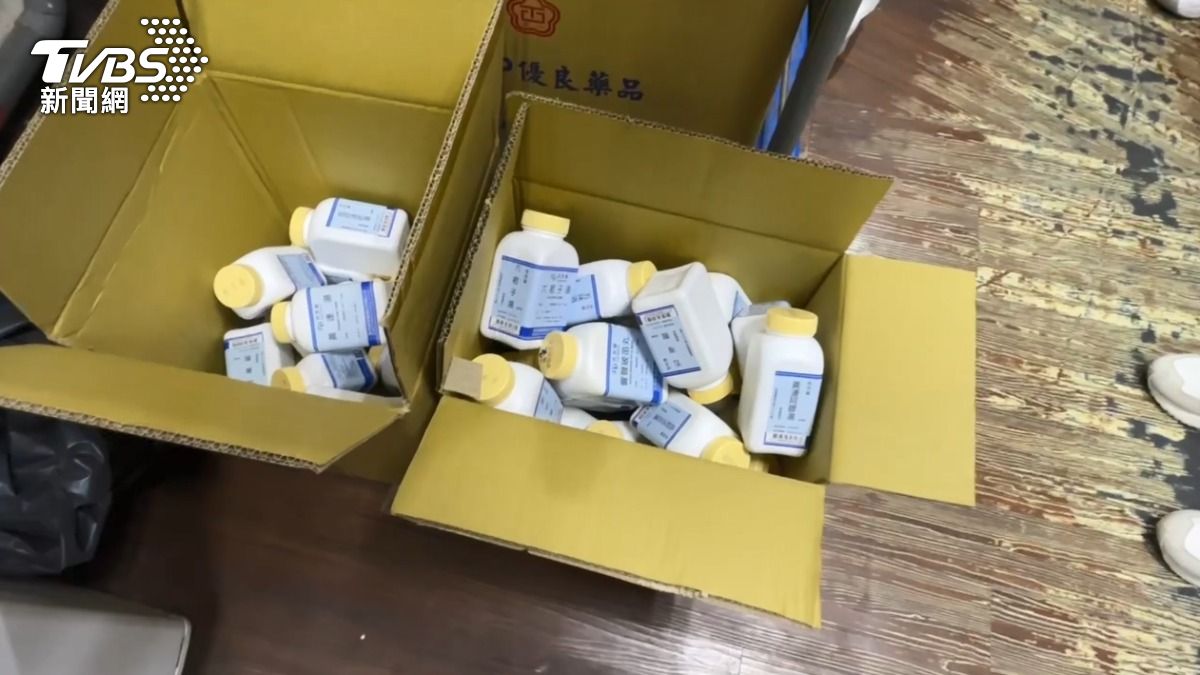 台南市衛生局發文,中藥大廠「港香蘭」不合格,中藥行業者急忙下架相關產品。(圖/TVBS)