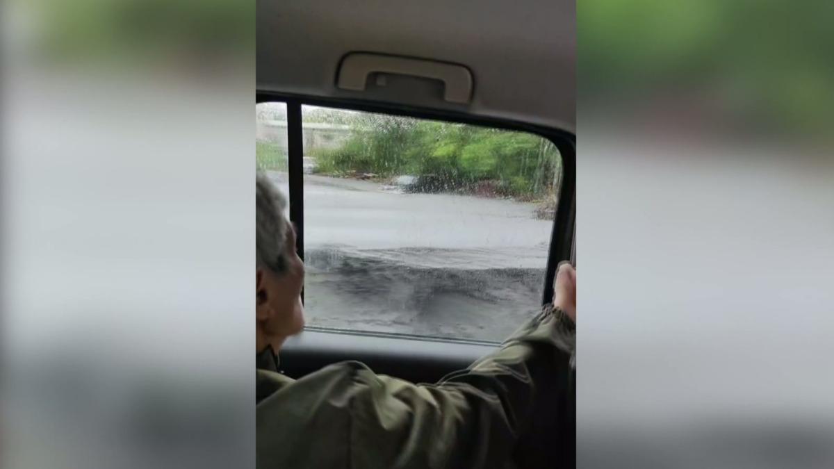 次日撤離從車窗望出去,原本熟悉的家鄉街道已變得陌生。(圖/民眾提供)