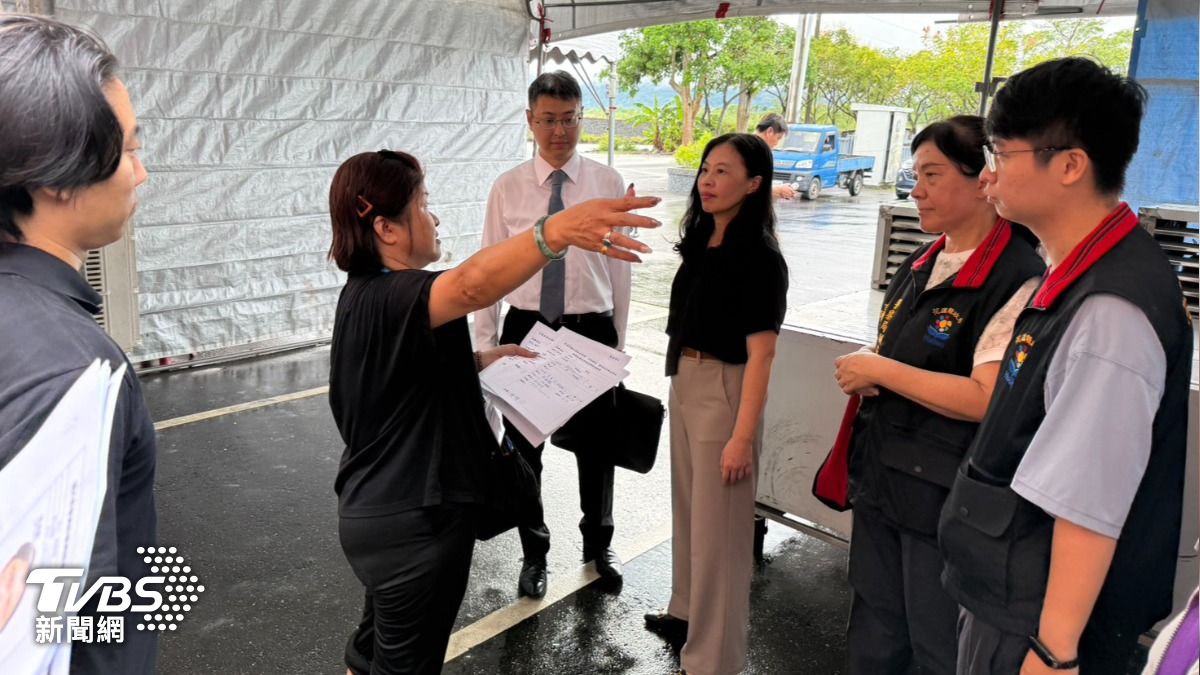 花蓮地檢署檢察長陳佳秀(黑衣)率領主任檢察官唐仲慶(白襯衫),前往花蓮縣瑞穗鄉生命紀念園區臨時指揮所,實地視察相驗及應變工作情形。。(圖/花蓮地檢署提供)