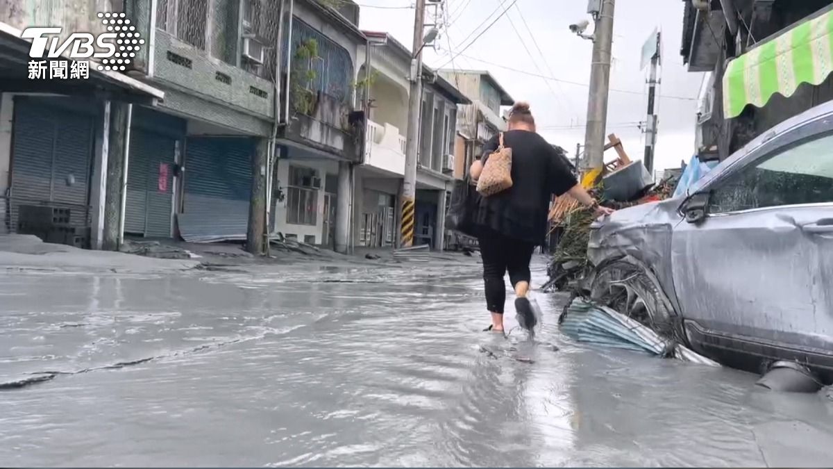 返鄉奔喪,卻遇到家園被水災摧毀,沿路悲痛不已。(圖/TVBS)