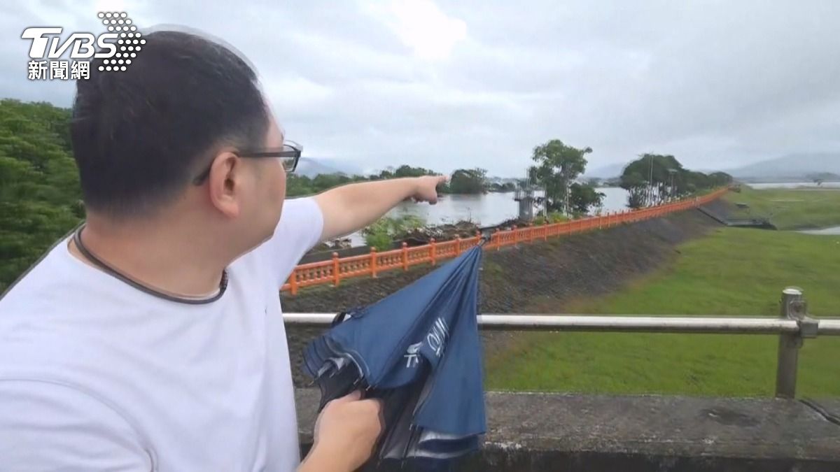 光復男親友失聯 隔橋望家「咫尺天涯」。(圖/TVBS)