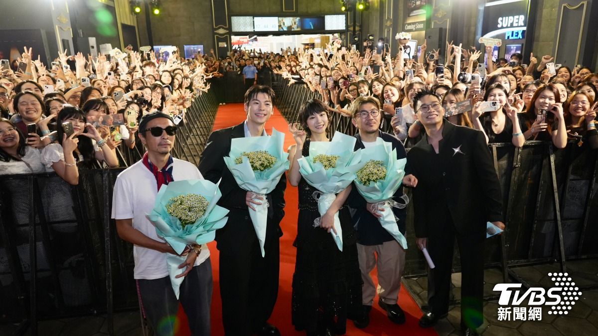 《他年她日》主演許光漢、袁澧林、導演龔兆平和粉絲們合照。（圖／區國強攝）