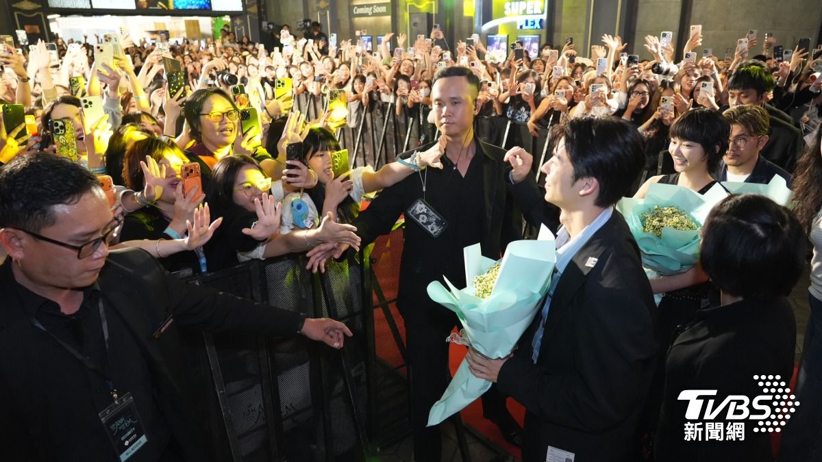 許光漢、袁澧林親自走上紅毯跟場邊的粉絲熱情擊掌互動。（圖／區國強攝）