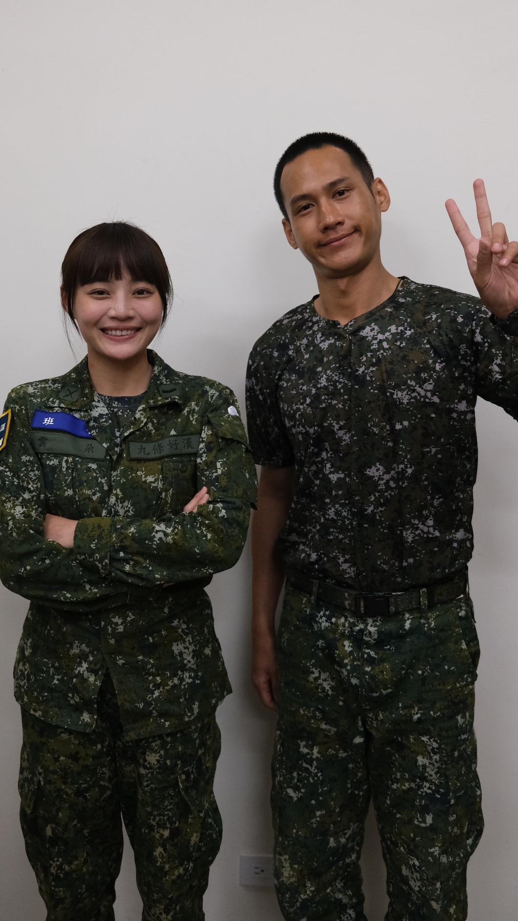 雲朵班長(左)與阿夫跟大家分享軍中必備小物。(圖/台視提供)