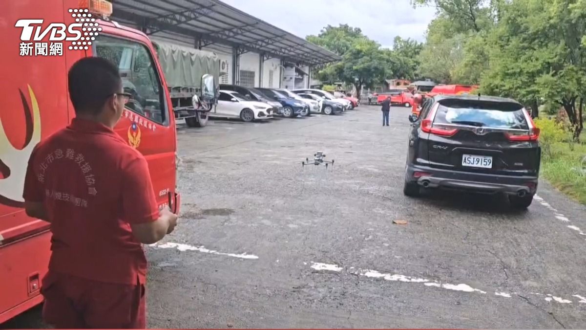 救難人員透過空拍機持續監看水位變化。(圖/TVBS)