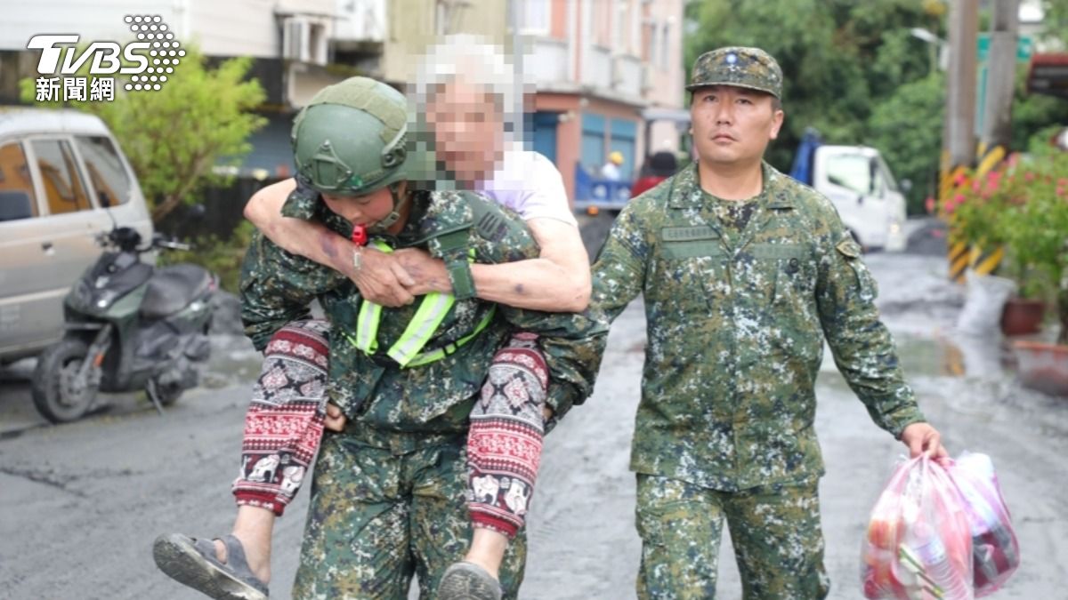 國軍挺進花蓮災區救災,居民無奈淤泥沖進住家內。(圖/TVBS)