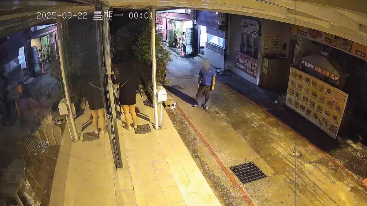 藍衣男深夜跟蹤女子！「詭異笑容」堵門前　住戶救援驚見他返回。(圖／民眾提供)