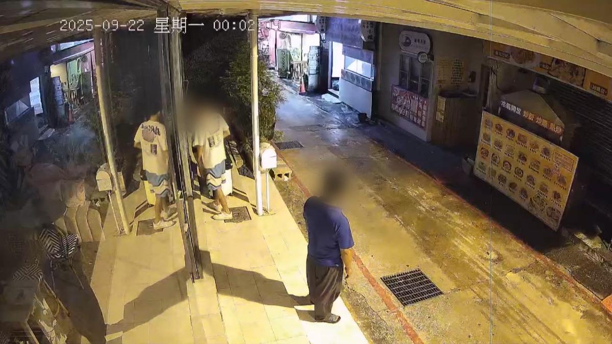 一名同棟住戶恰好返家，女子趁機一同進入大樓。(圖／民眾提供)