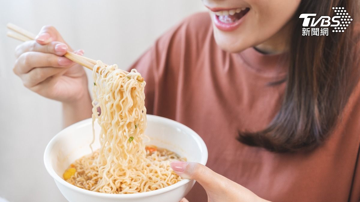 泡麵料理起來相當便利，許多人習慣將其當作正餐。（示意圖／shutterstock達志影像）