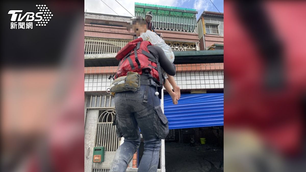 屏東縣消防局投入8車23人,靠人力揹長輩、抱幼童總共救出61人。(圖/TVBS)