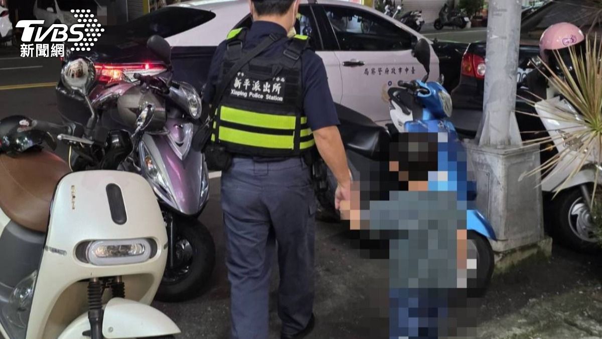 所幸經過警方引導,哥哥順利說出自己及父親姓名。(圖/TVBS)