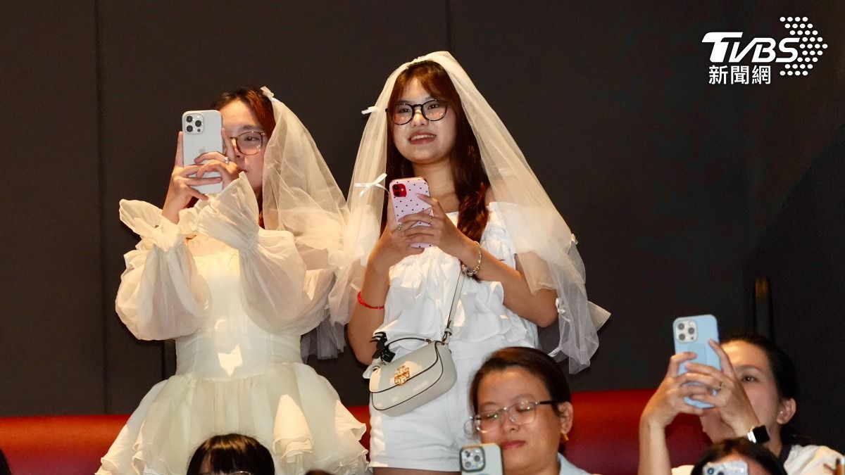 越南粉絲披婚紗來看許光漢。（圖／區國強攝）